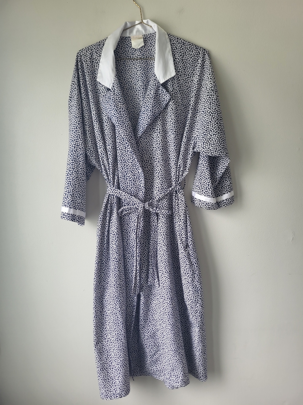 Women's Vintage Navy Floral Cottage Core Wrap Robe with White Collar Cuff Trim